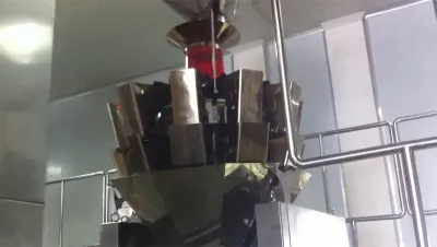 Машина для упаковки снеков в готовые пакеты